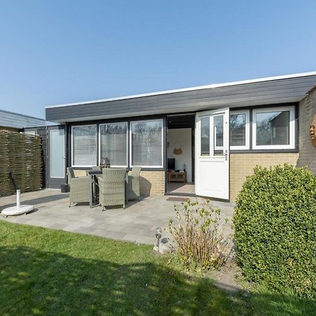 Attractive Bungalow With Modern Furnishings Sint Maartensvlotbrug Екстер'єр фото
