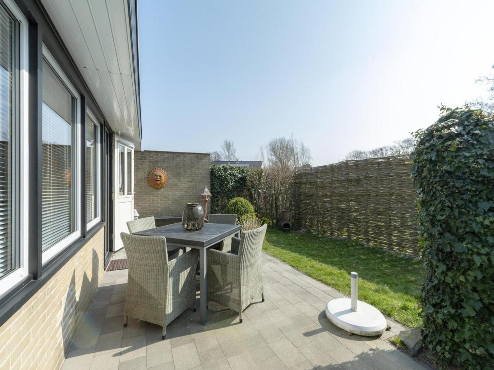 Attractive Bungalow With Modern Furnishings Sint Maartensvlotbrug Екстер'єр фото