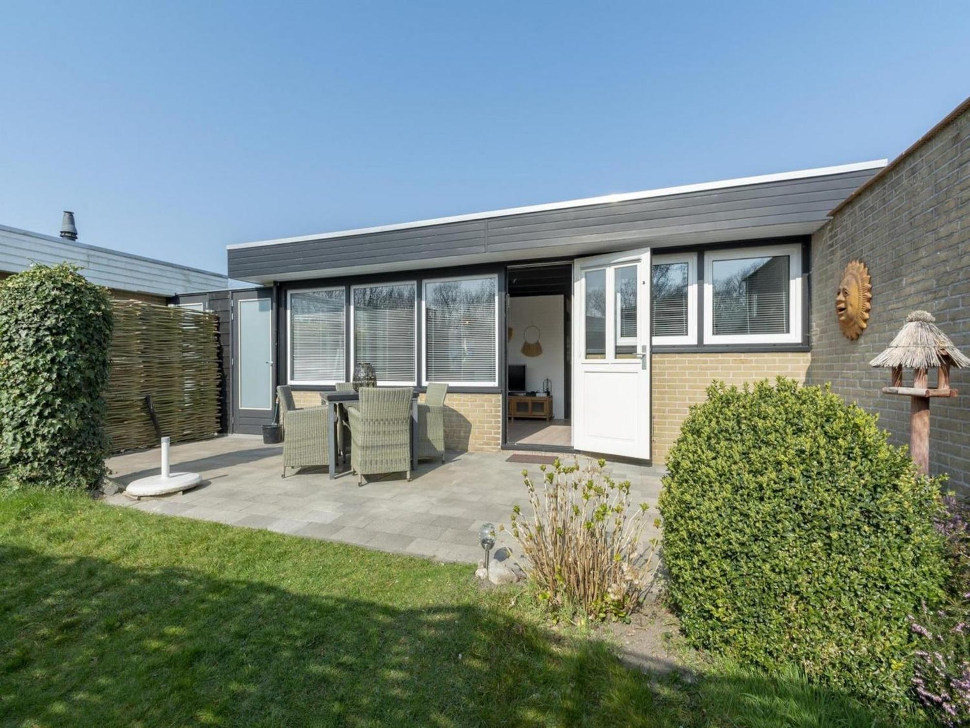 Attractive Bungalow With Modern Furnishings Sint Maartensvlotbrug Екстер'єр фото