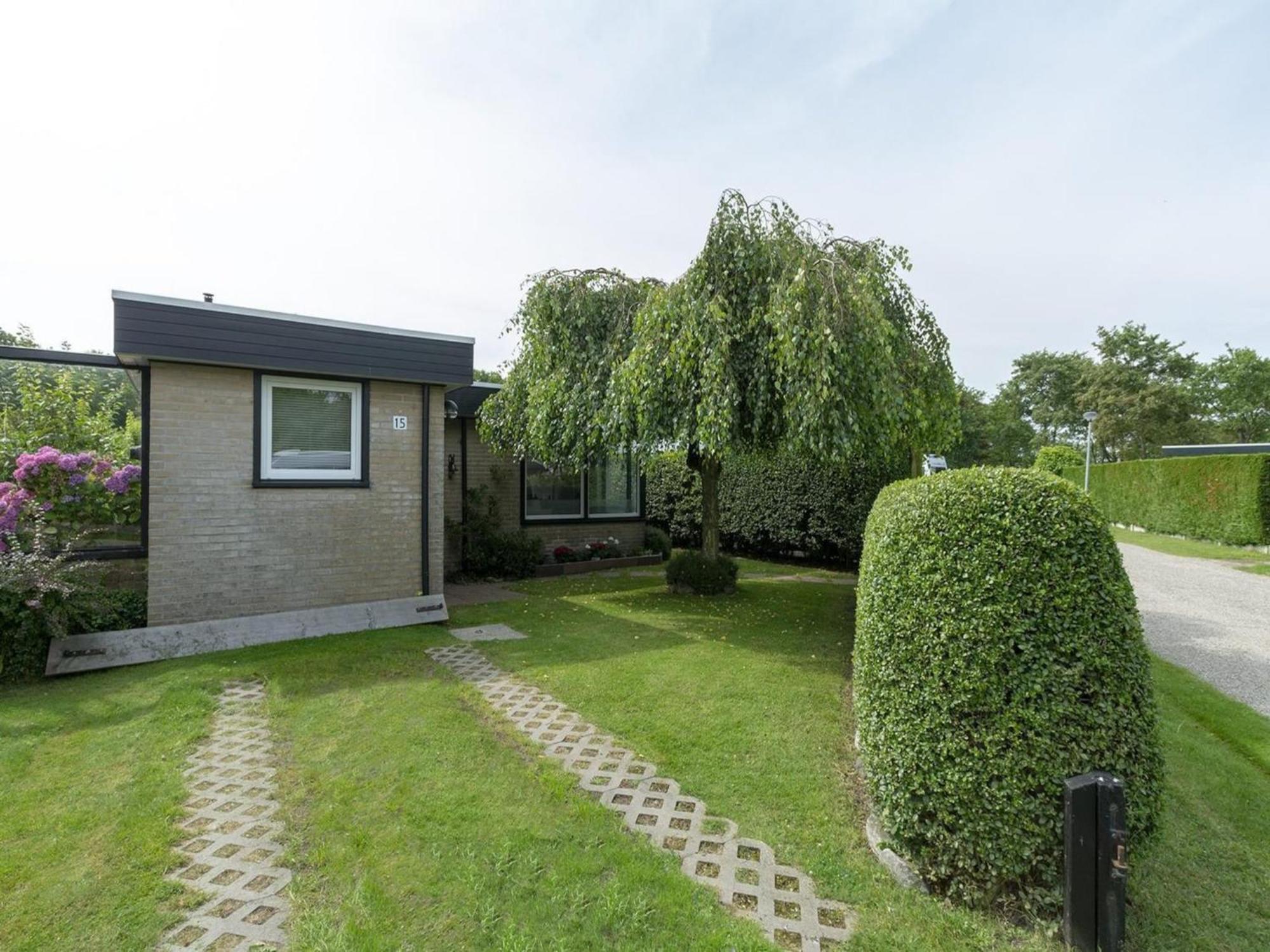 Attractive Bungalow With Modern Furnishings Sint Maartensvlotbrug Екстер'єр фото